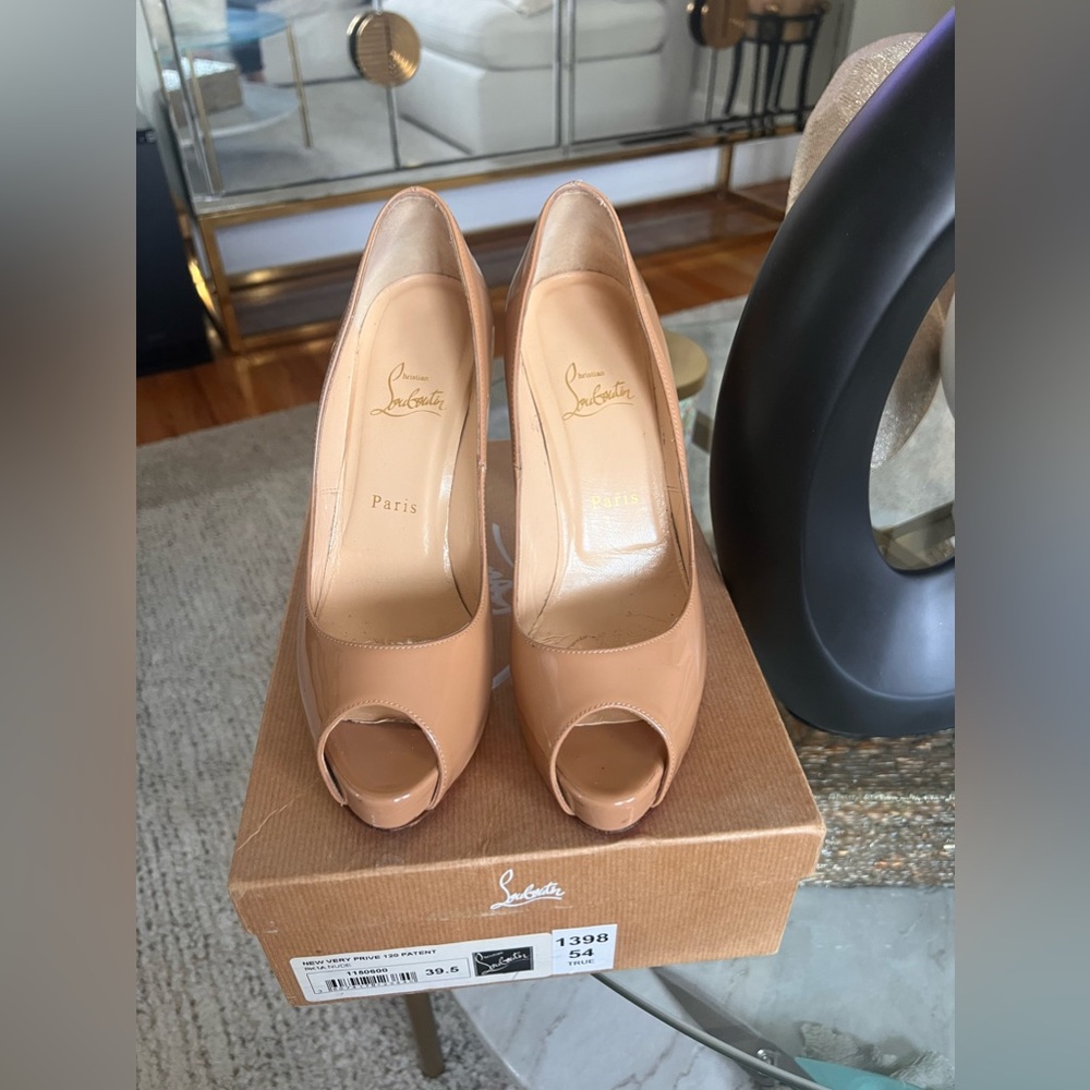Selling Luis Vuitton 100% authentic for woman
